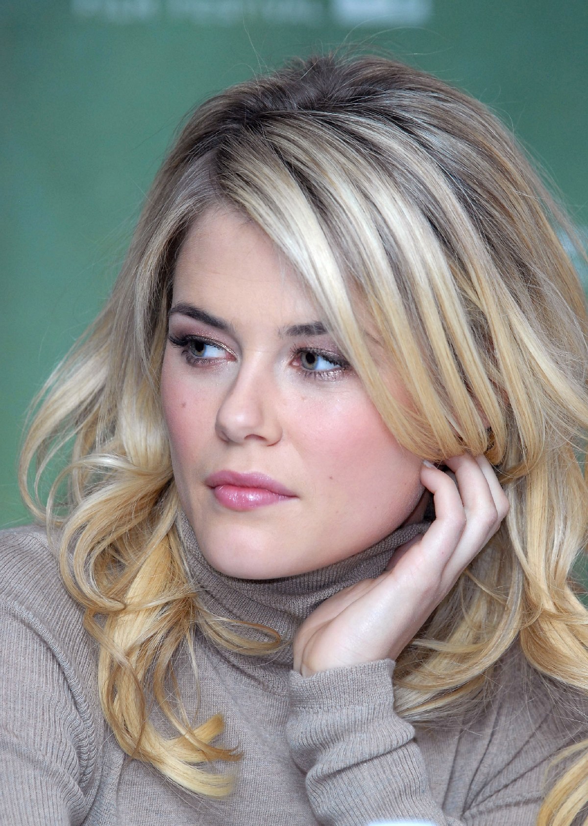 Rachael Taylor Wallpapers