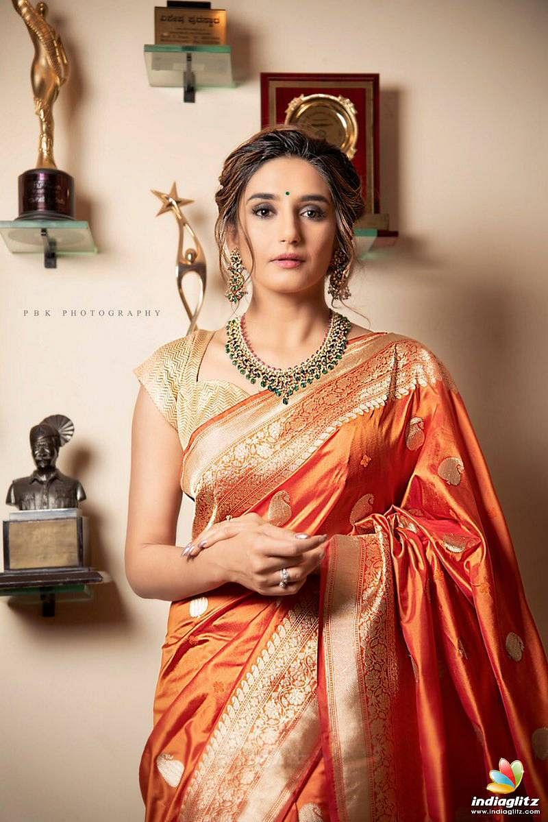 Ragini Dwivedi Wallpapers