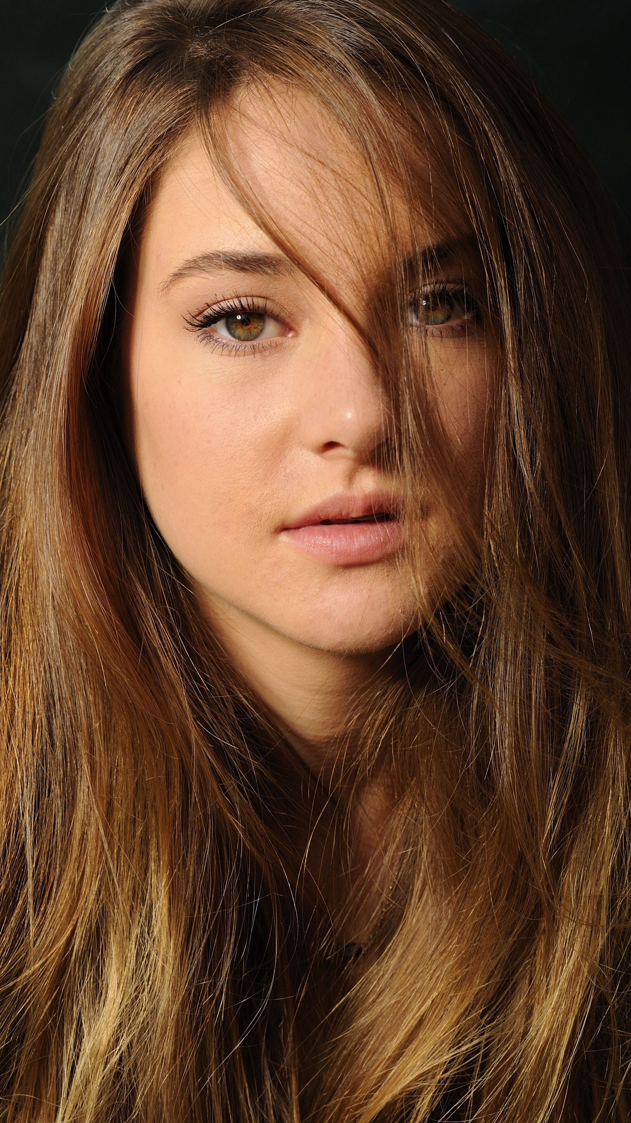 Shailene Woodley Portrait Wallpapers