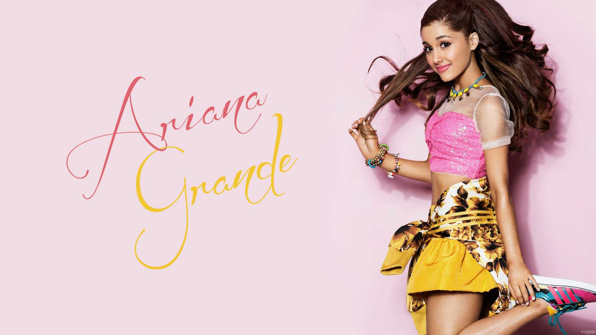 Singer Ariana Grande Wallpapers