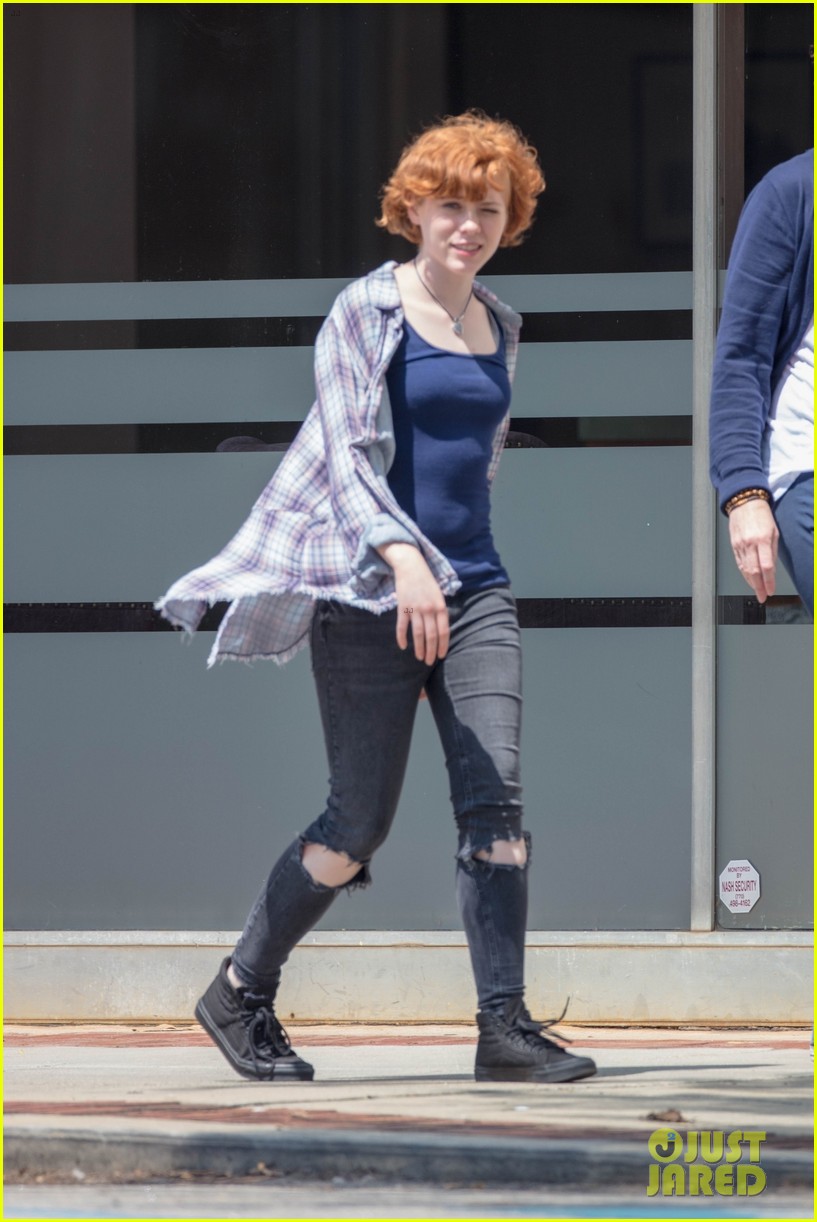 Sophia Lillis Black Dress Wallpapers