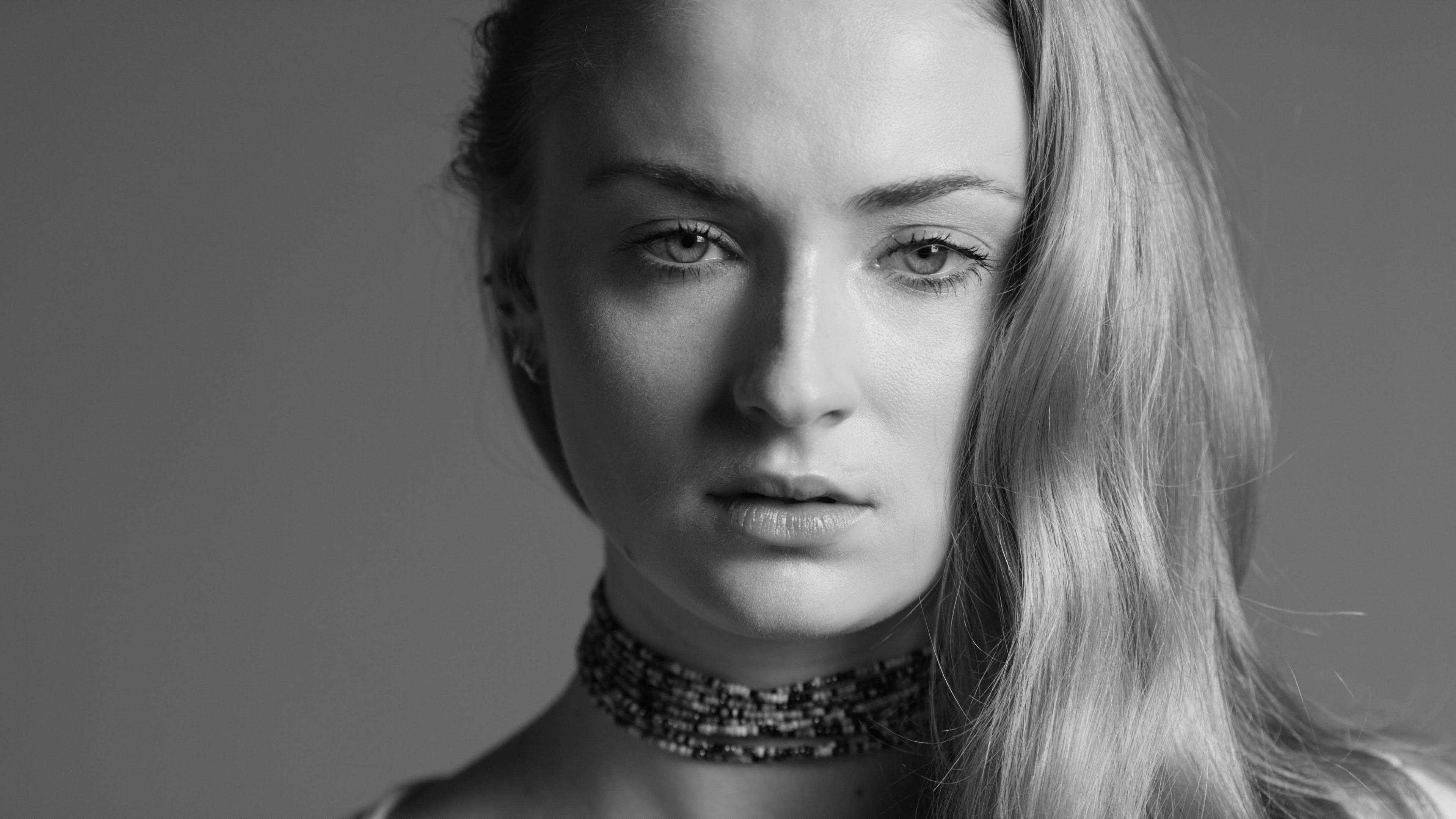 Sophie Turner Monochrome Wallpapers