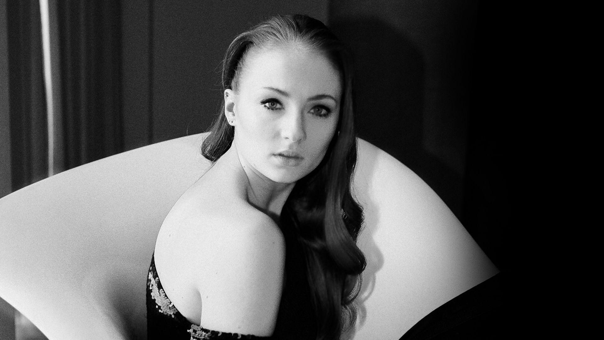 Sophie Turner Monochrome Wallpapers