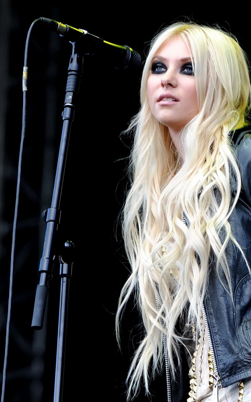 Taylor Momsen in Red Wallpapers