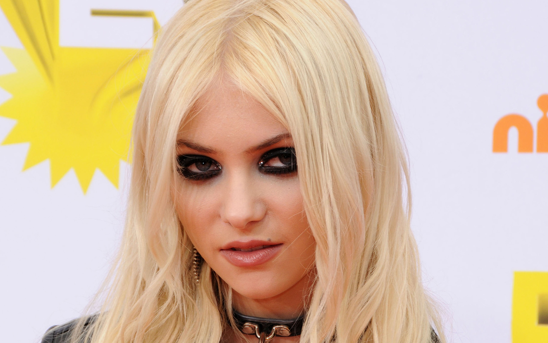 Taylor Momsen in Red Wallpapers