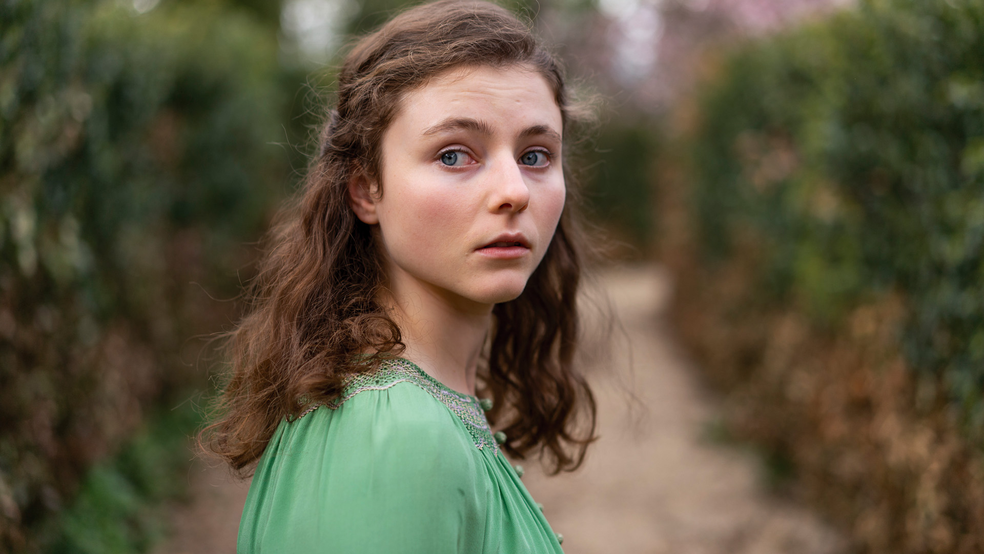 Thomasin McKenzie HD Wallpapers