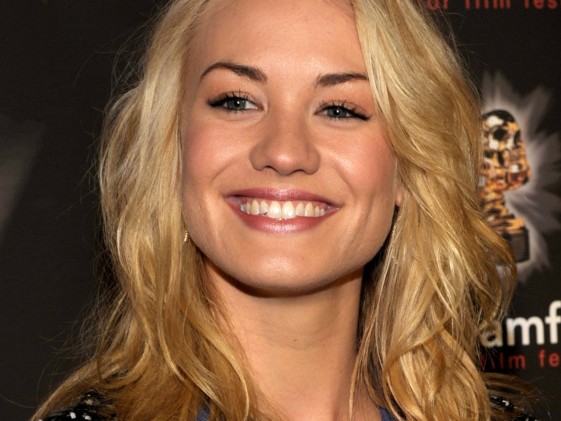 Yvonne Strahovski Wallpapers