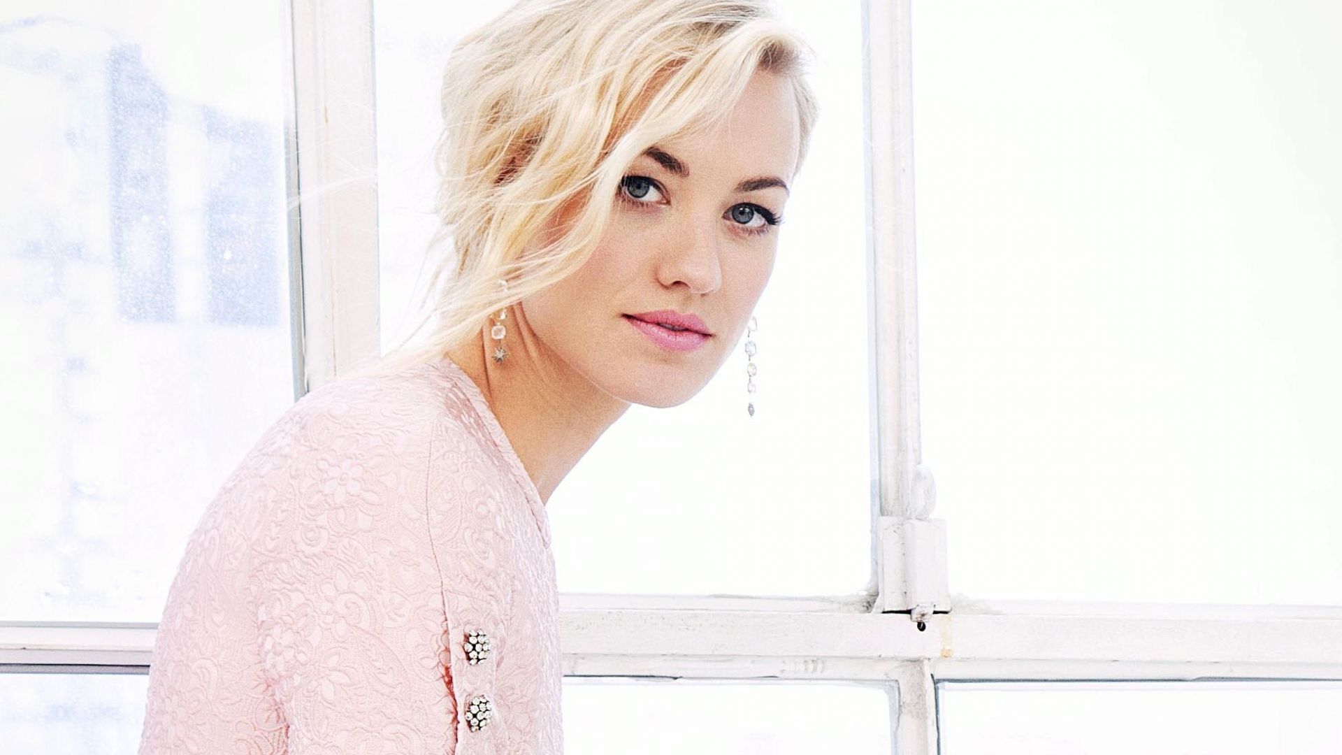 Yvonne Strahovski Hot Australian Actress Wallpapers