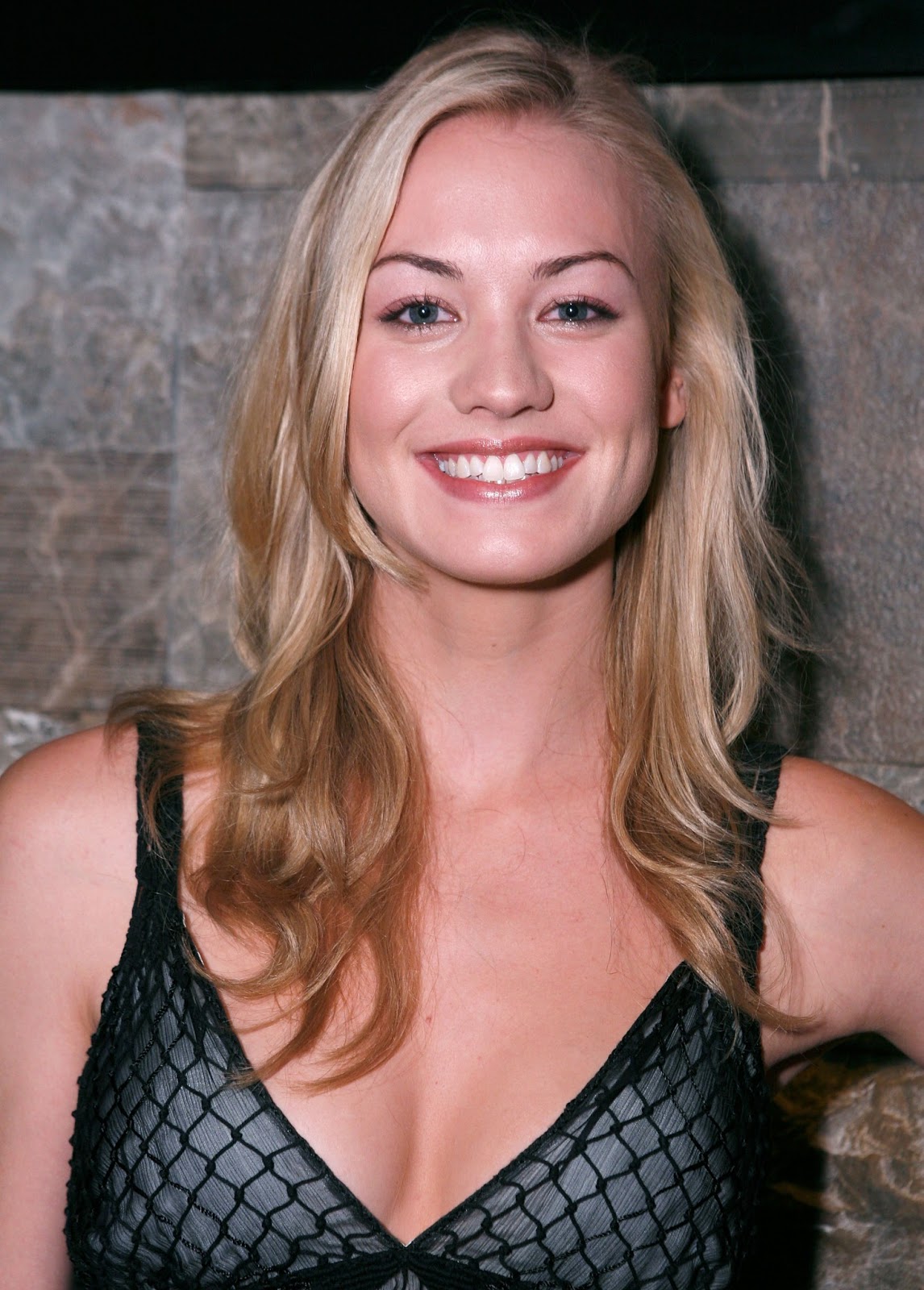 Yvonne Strahovski Hot Australian Actress Wallpapers