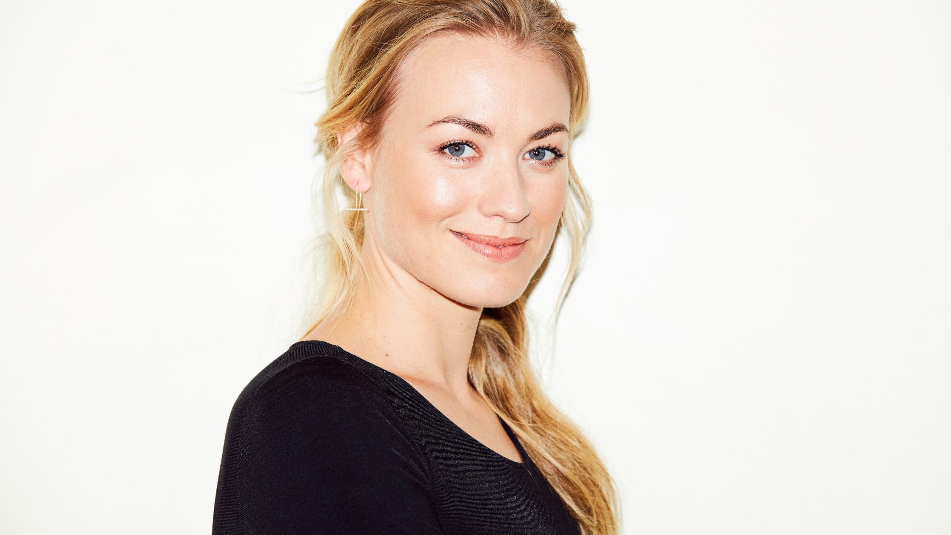 Yvonne Strahovski Hot Australian Actress Wallpapers