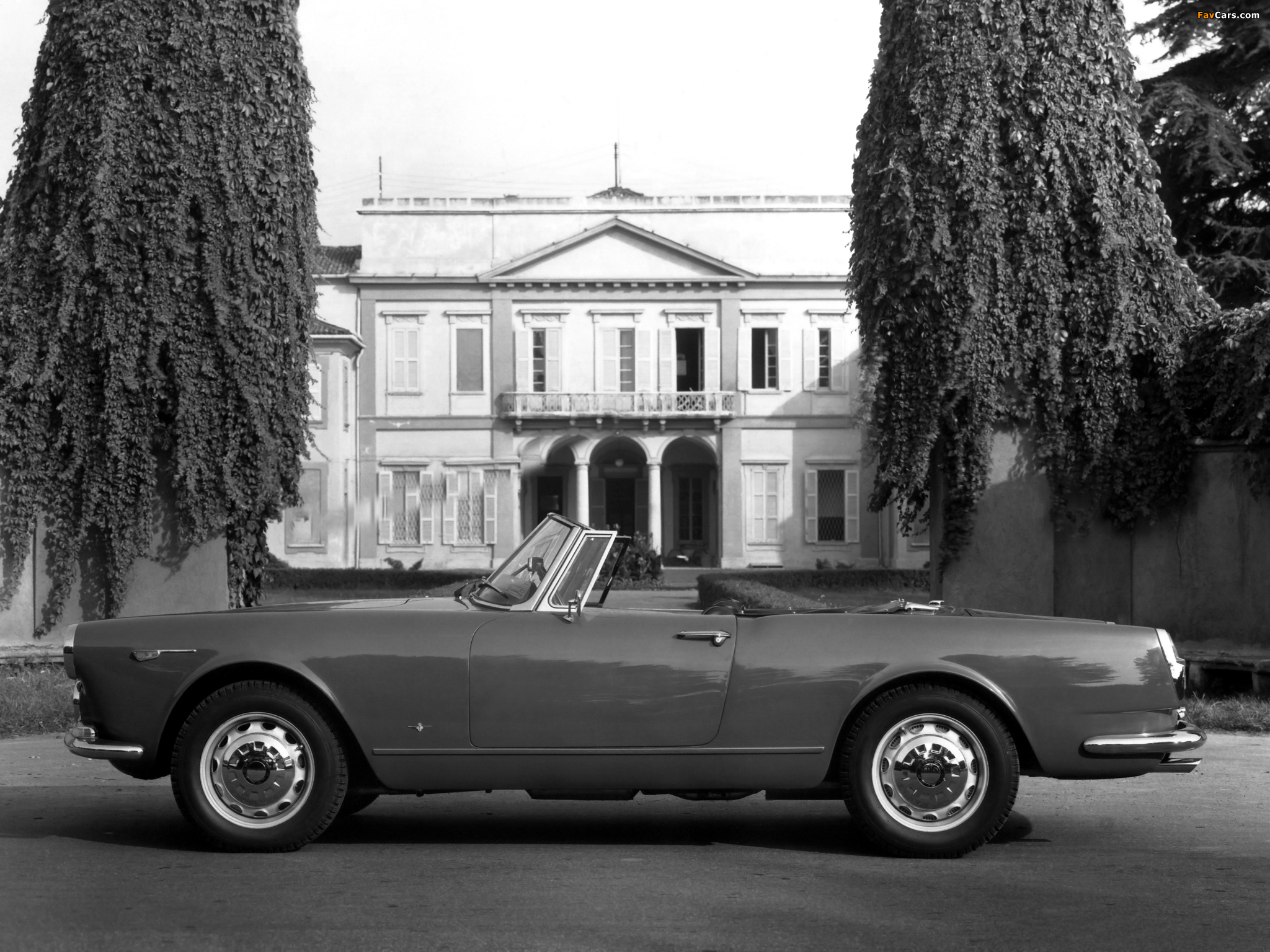 Alfa Romeo 2600 Spider Wallpapers