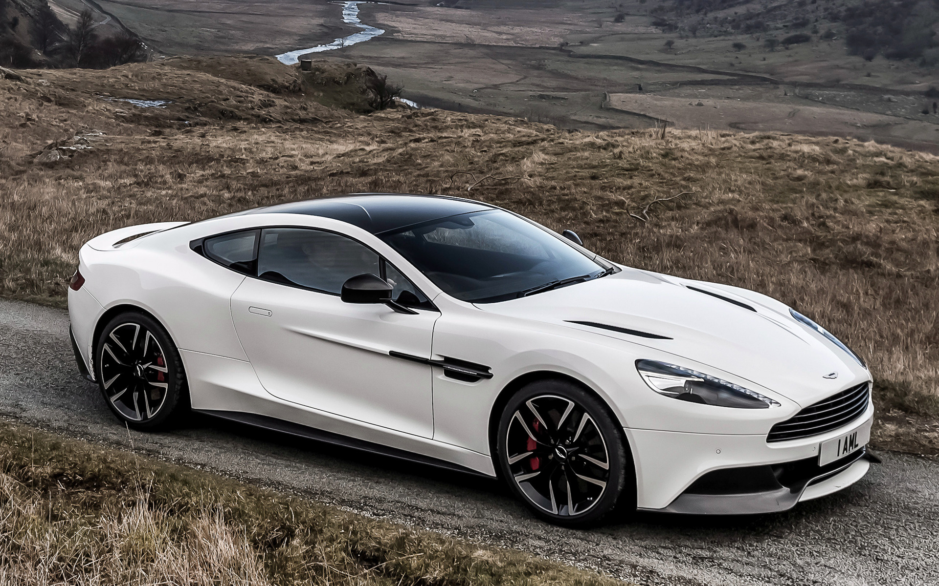 Aston Martin Vanquish Volante Wallpapers