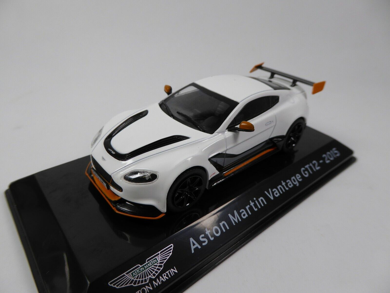 Aston Martin Vantage Gt12 Wallpapers