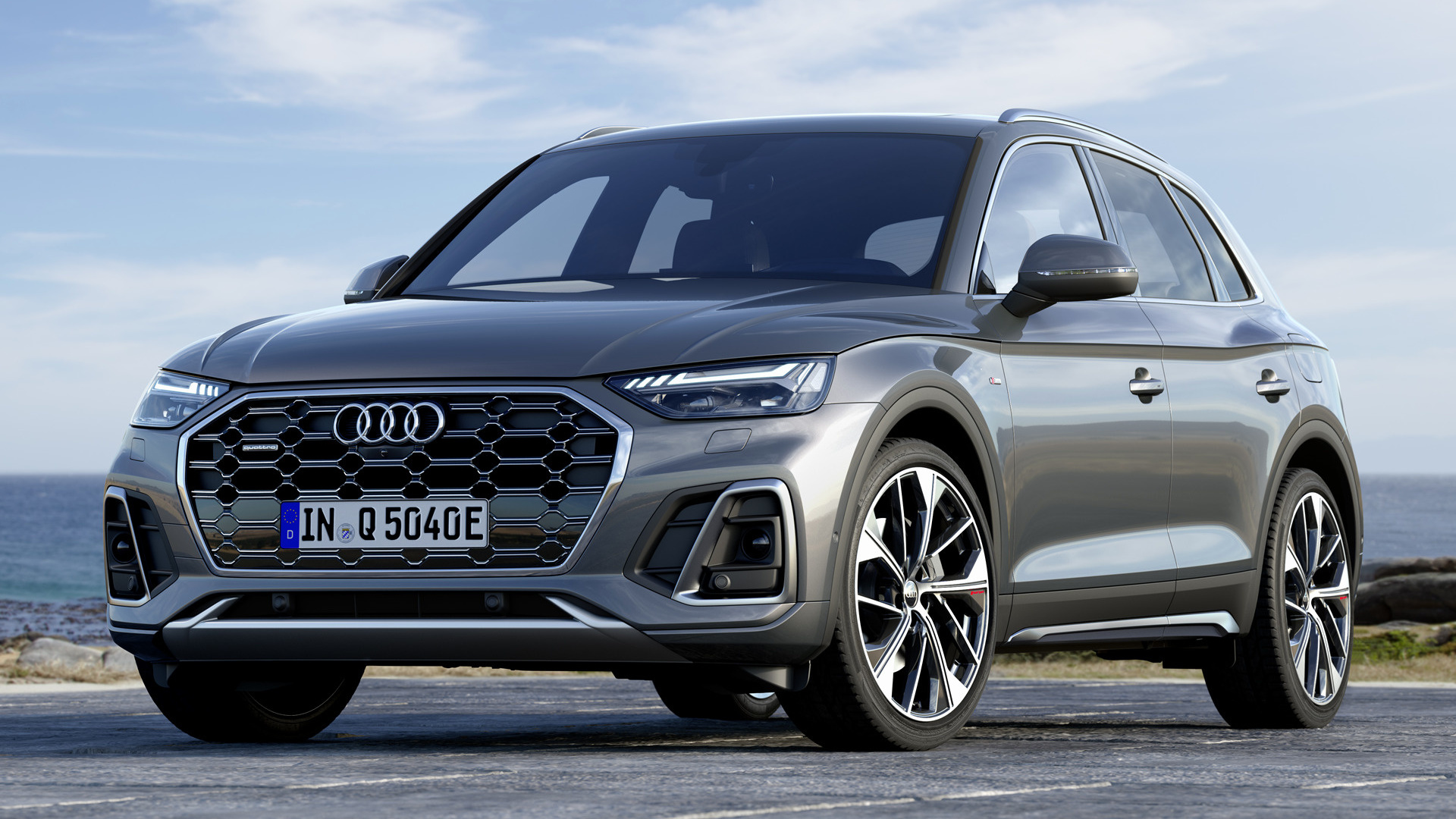 Audi Q5 Plug-In Hybrid S Line Wallpapers