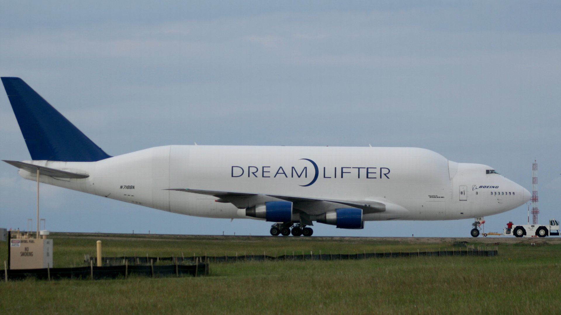 Boeing 747 Dreamlifter Wallpapers