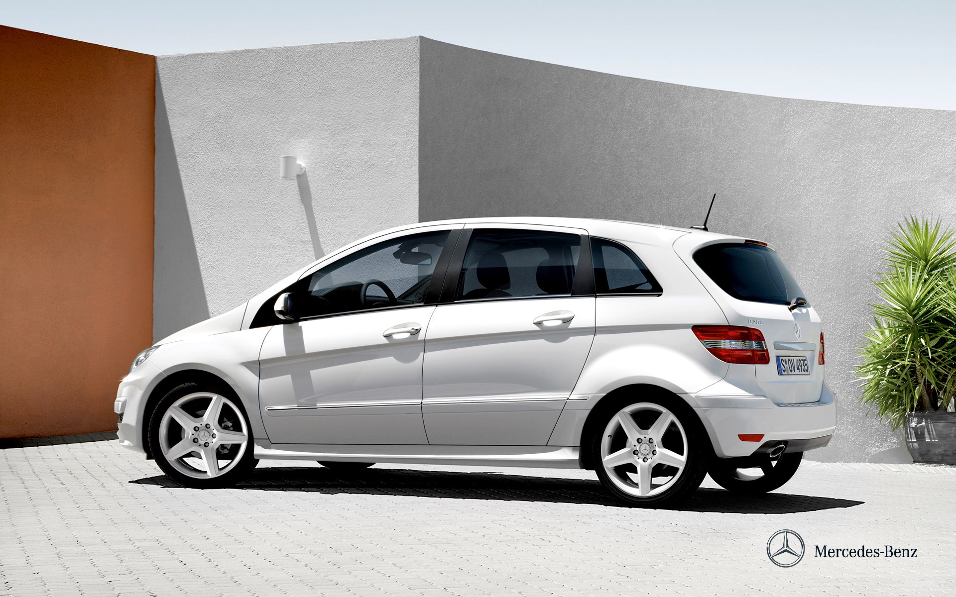 Mercedes-Benz B200 Wallpapers