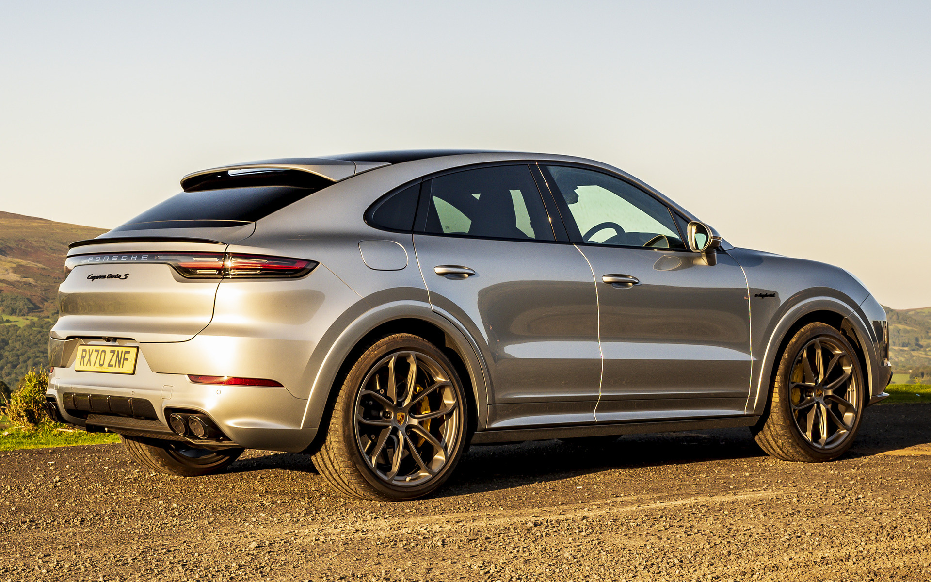 Porsche Cayenne Turbo S Wallpapers