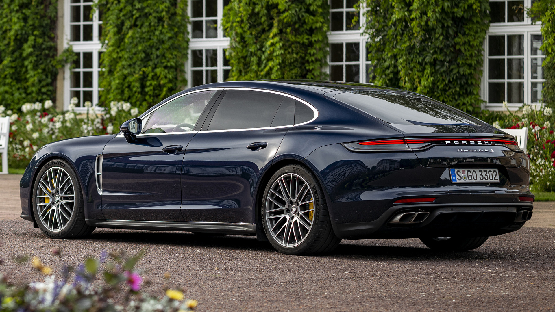 Porsche Panamera Turbo S Executive Wallpapers