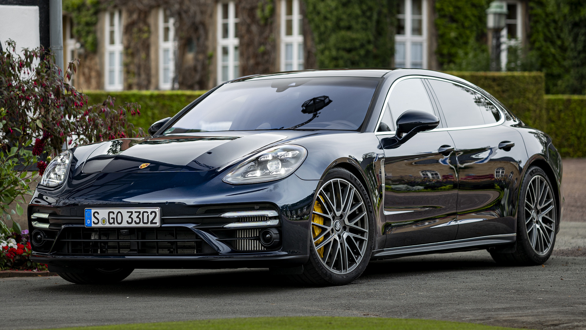 Porsche Panamera Turbo S Executive Wallpapers