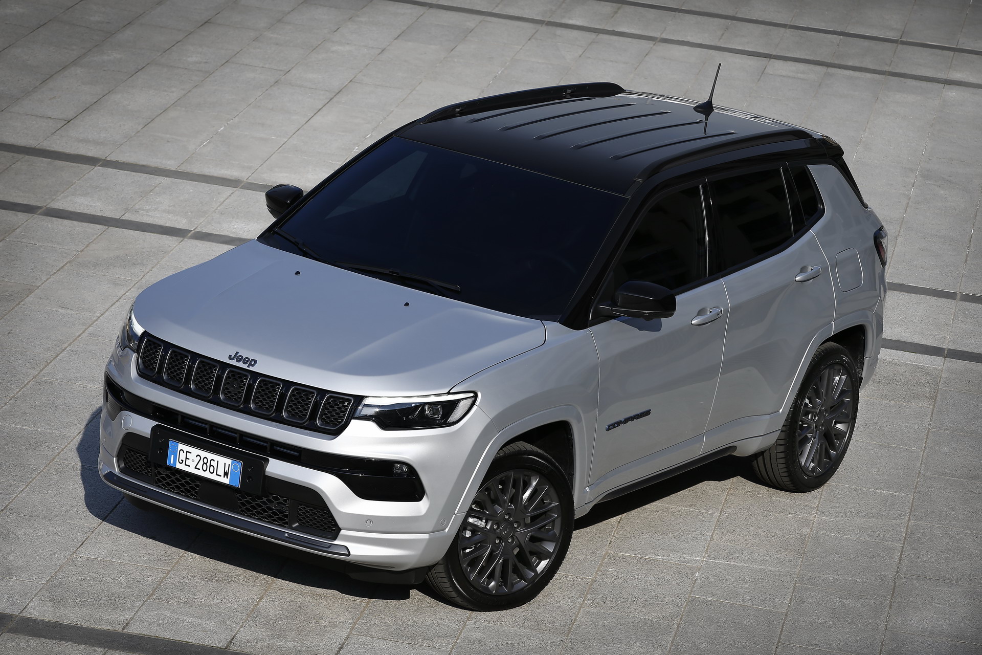 Silver 2022 Jeep Compass Wallpapers