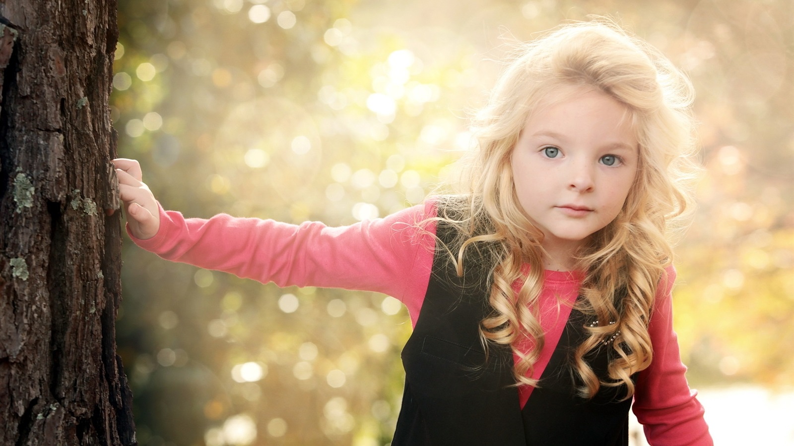 Cute Little Girl Blonde Eyes
 Wallpapers