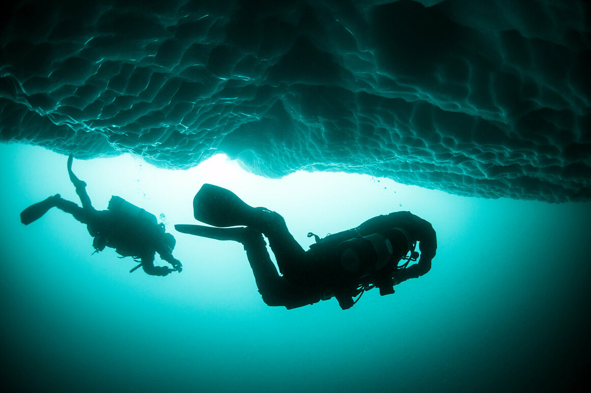 Ship And Town Underwater
 Wallpapers