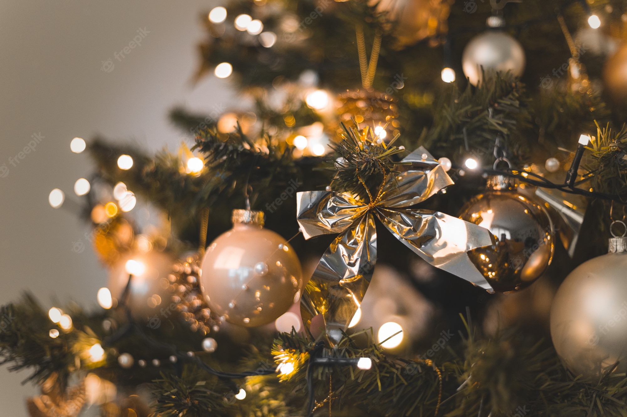 Christmas Tree With Light Decorations Wallpapers