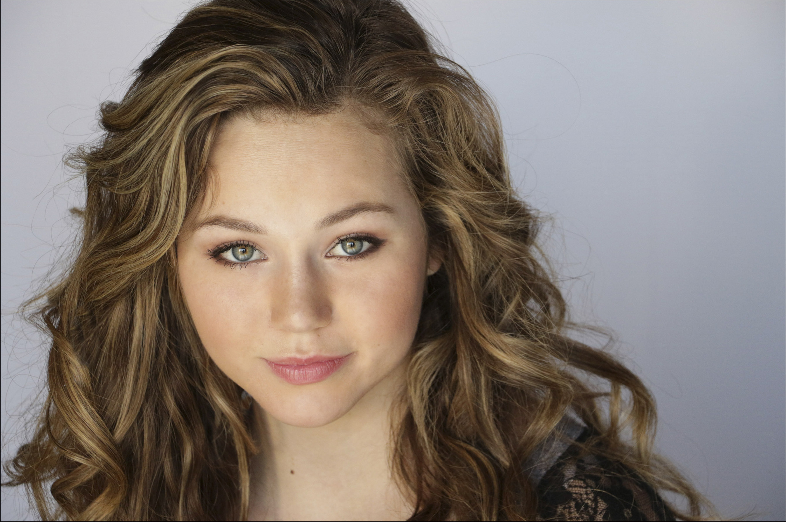 Brec Bassinger As Courtney Whitmore Stargirl Wallpapers