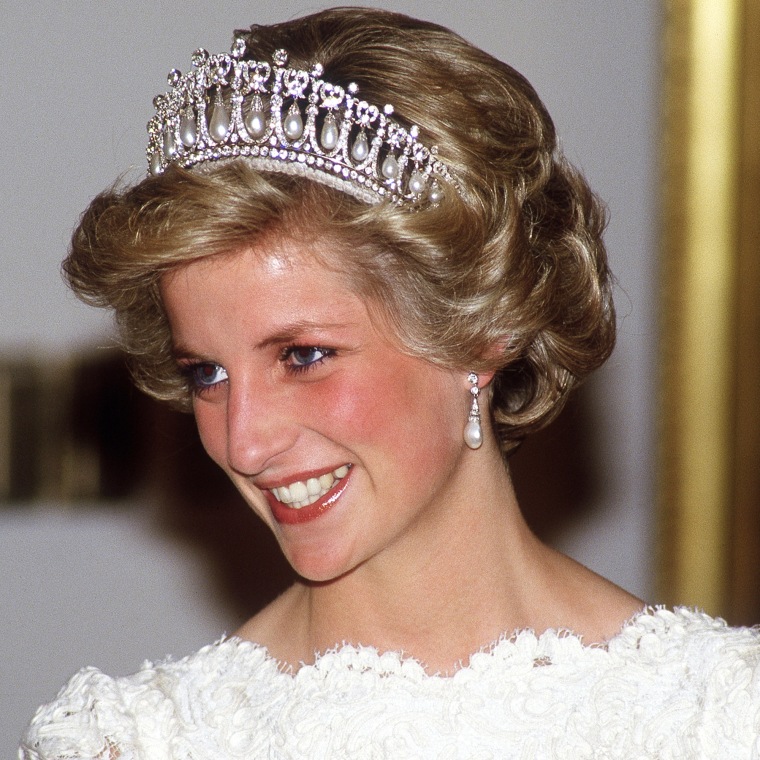 Emma Corrin As Princess Diana Wedding In The Crown Wallpapers