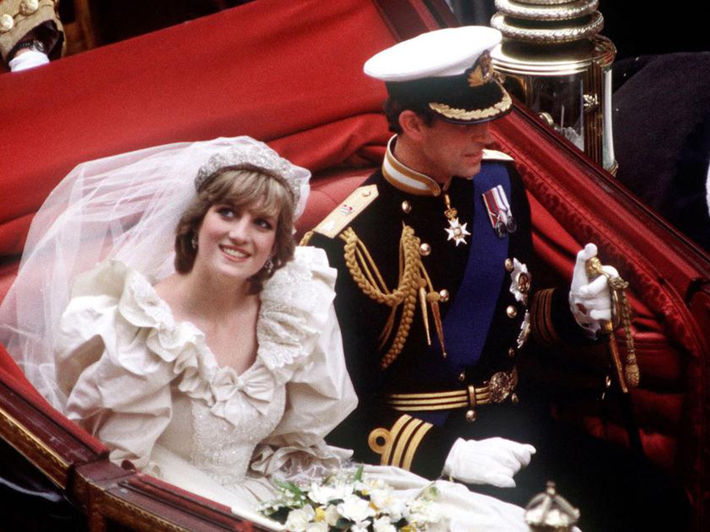 Emma Corrin As Princess Diana Wedding In The Crown Wallpapers