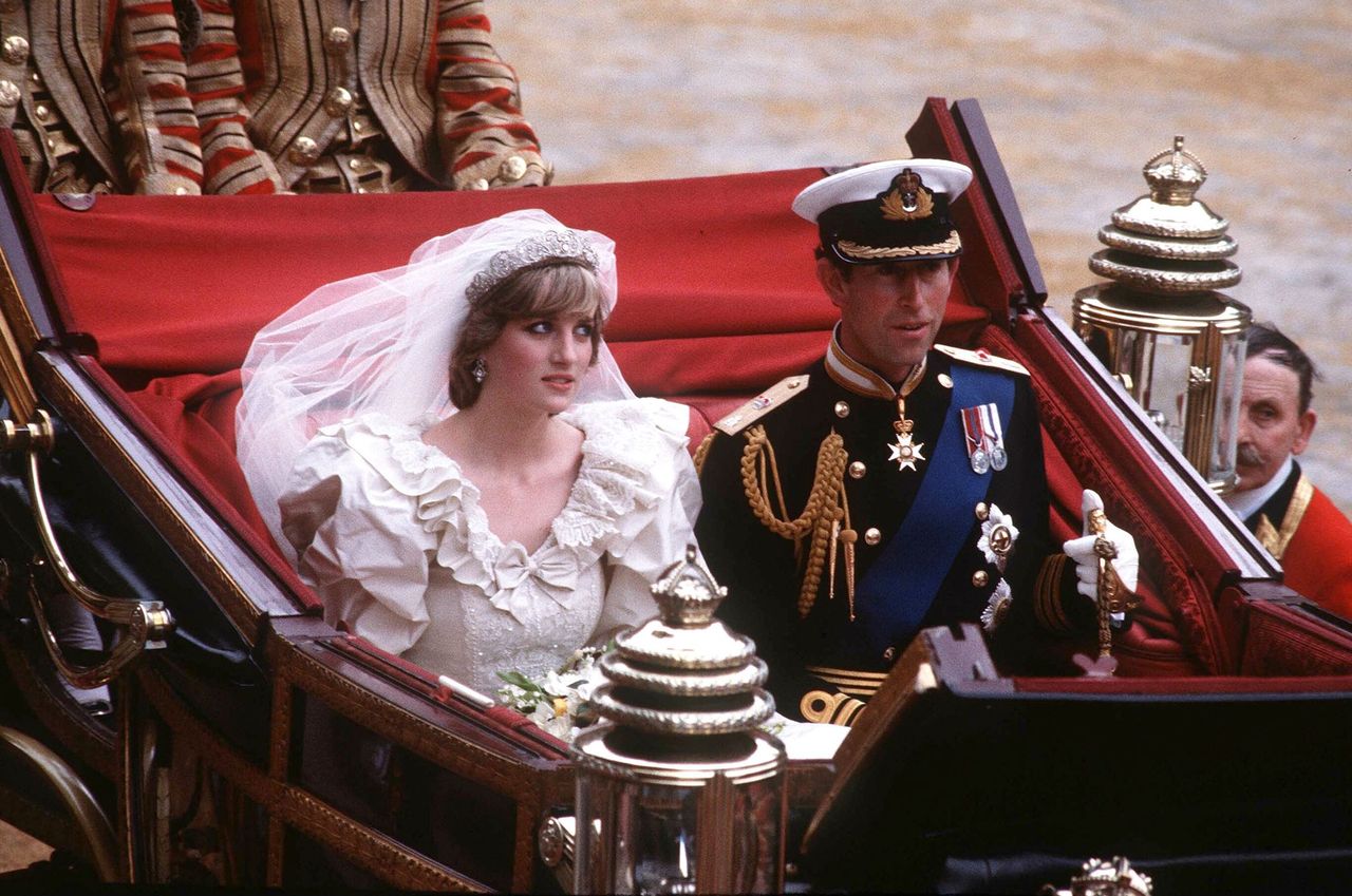 Emma Corrin As Princess Diana Wedding In The Crown Wallpapers