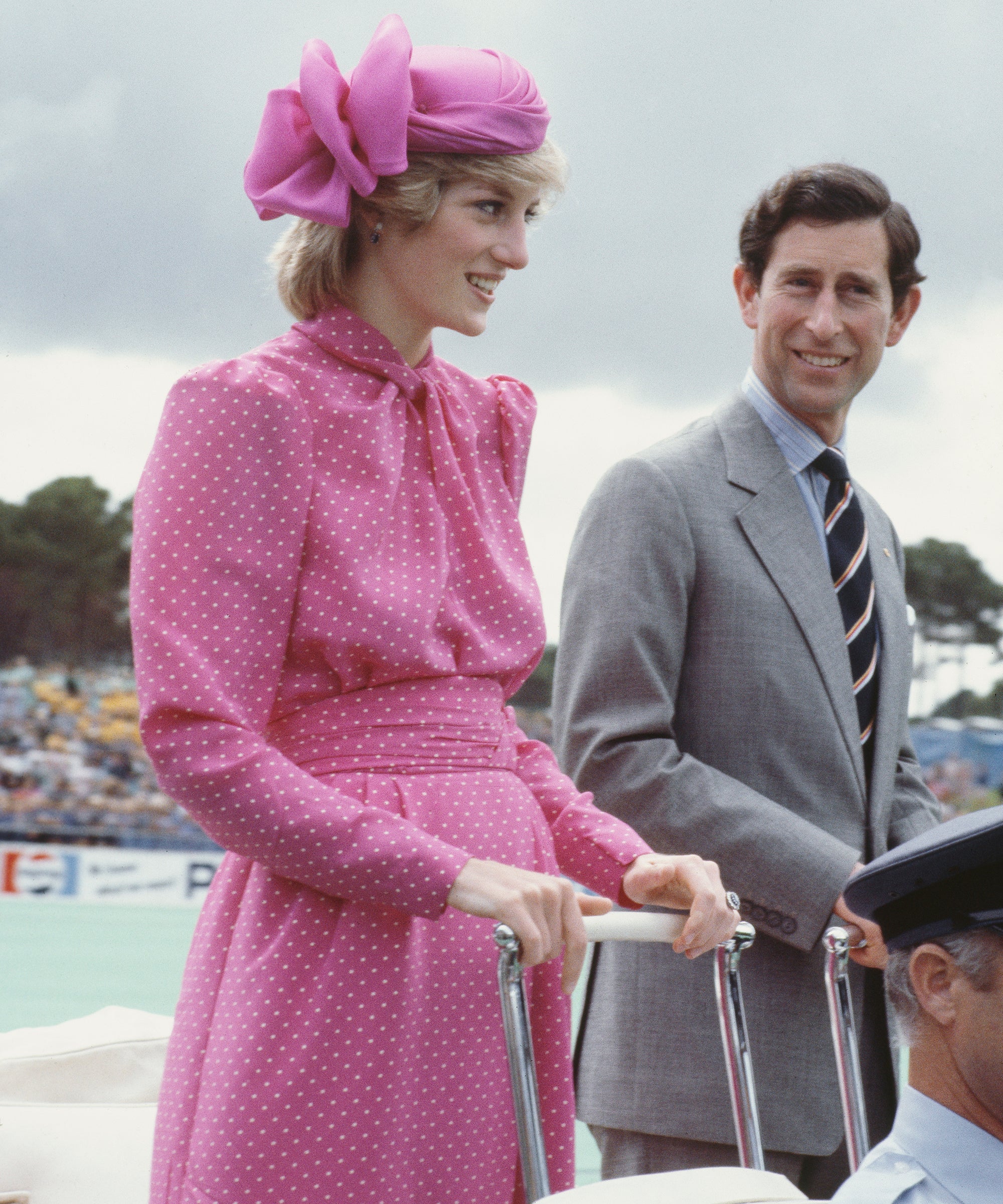 Emma Corrin As Princess Diana Wedding In The Crown Wallpapers