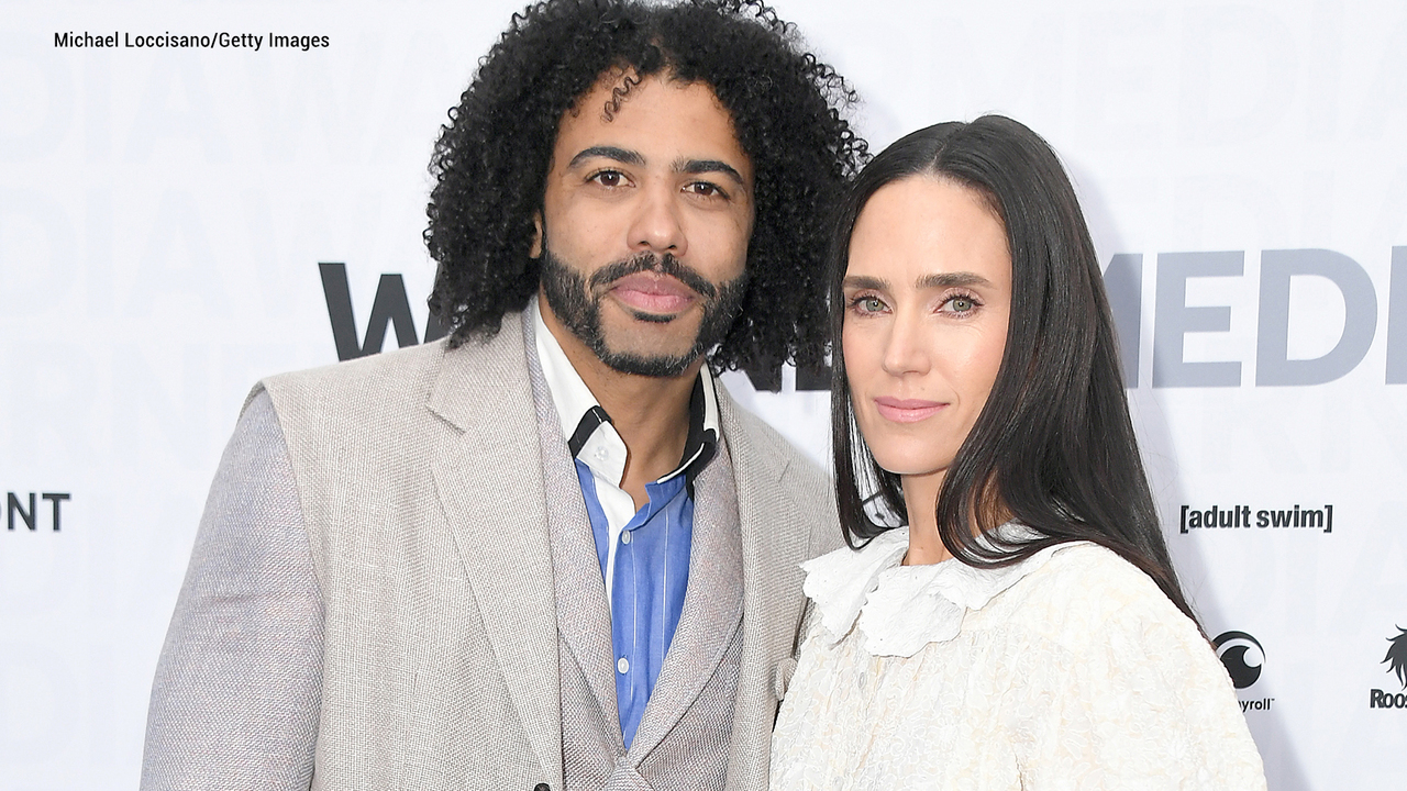 Snowpiercer Jennifer Connelly And Daveed Diggs Wallpapers