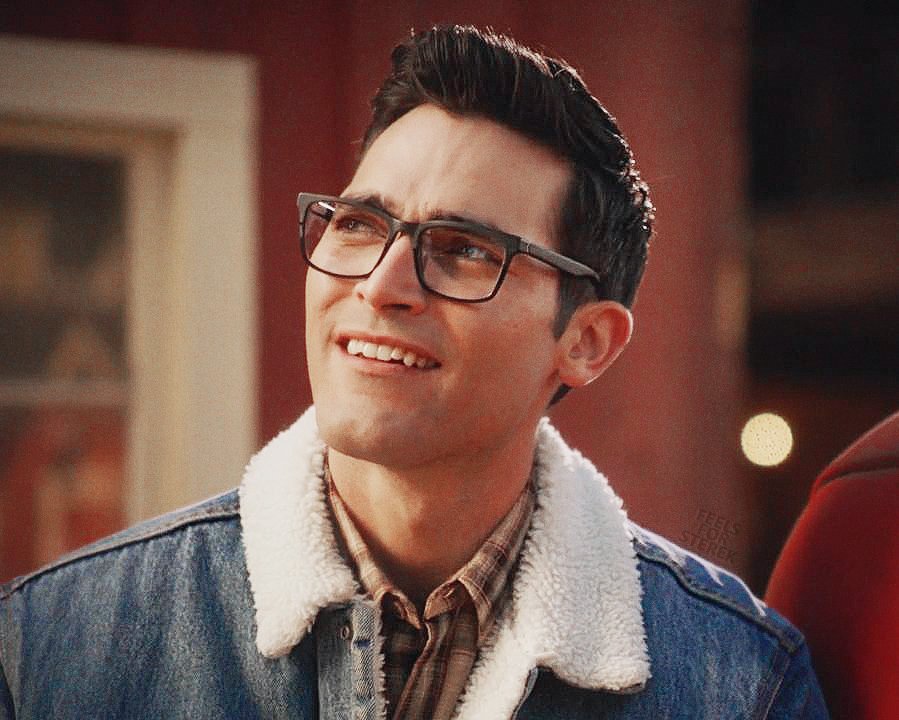 Tyler Hoechlin As Clark Kent Superman Wallpapers