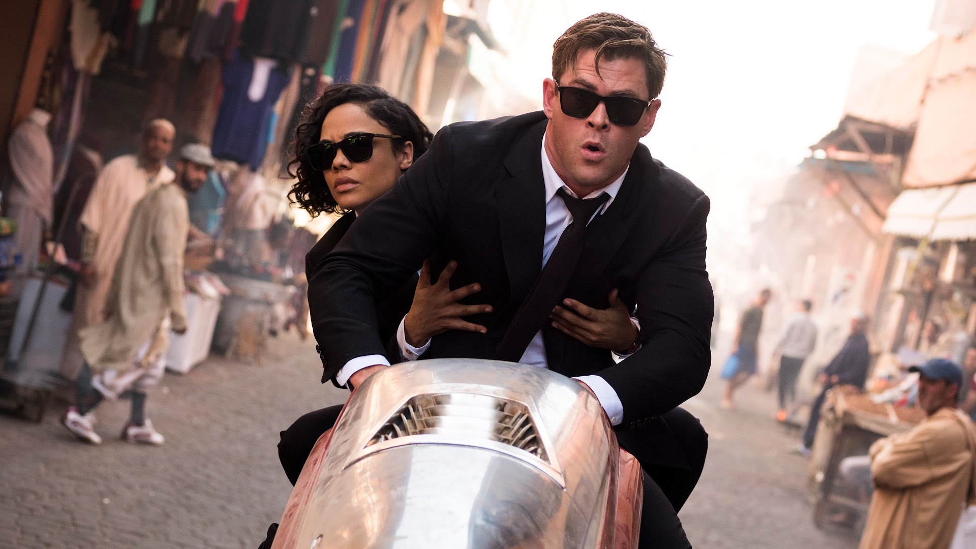 Chris Hemsworth And Tessa Thompson Men In Black 4 Wallpapers