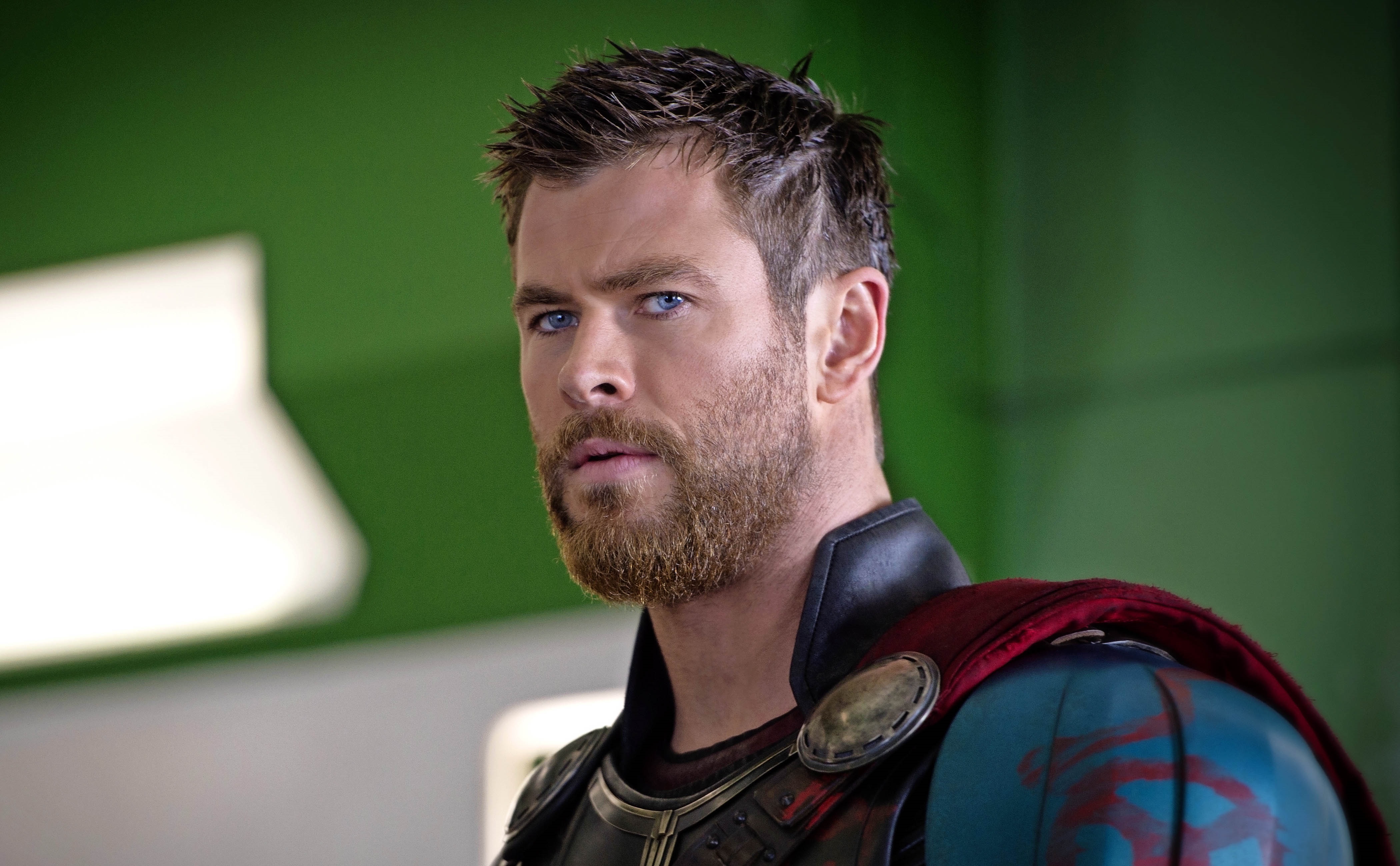 Chris Hemsworth Thor Ragnarok Wallpapers