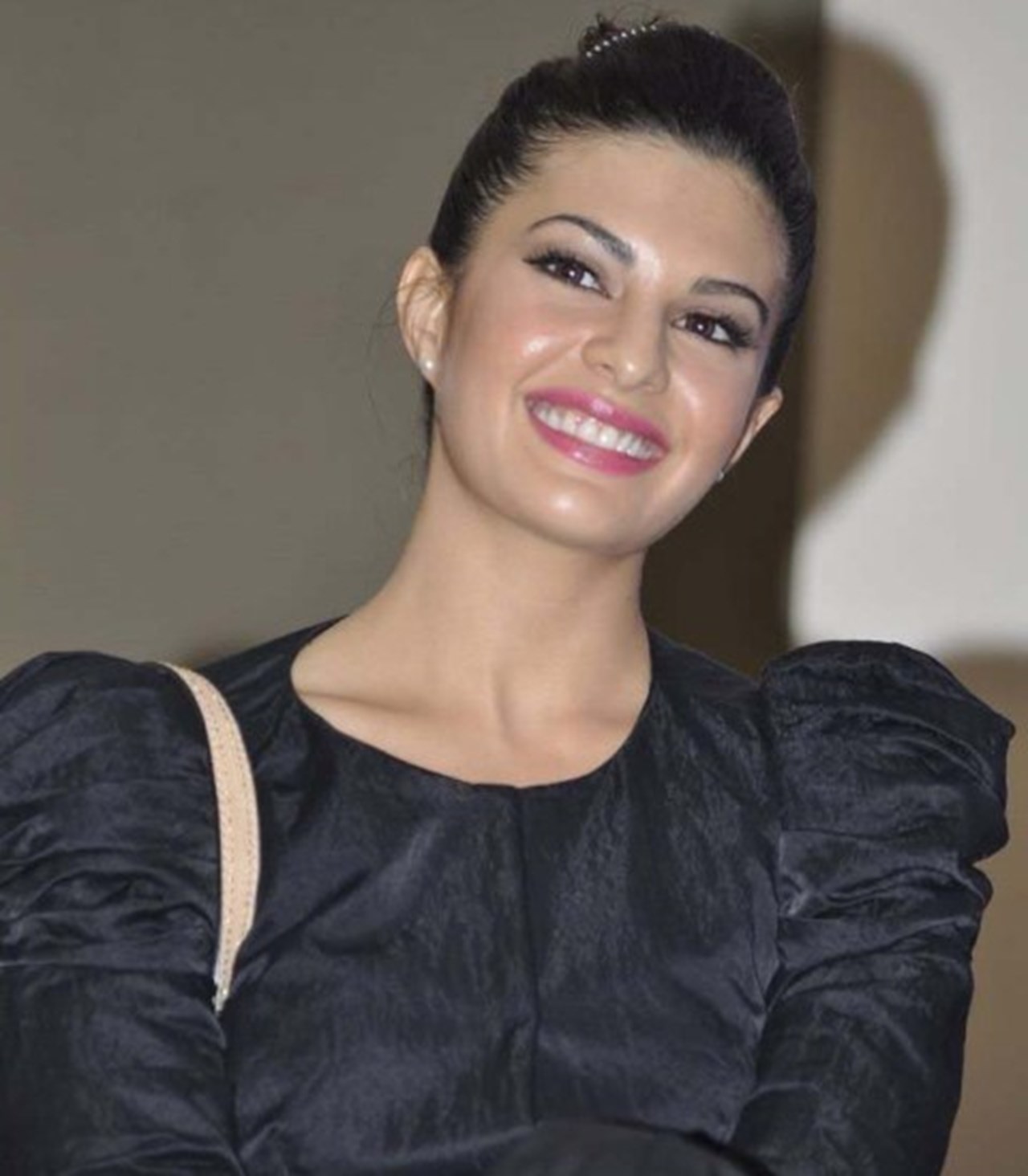 Jacqueline Fernandez Netflix Mrs Serial Killer Wallpapers