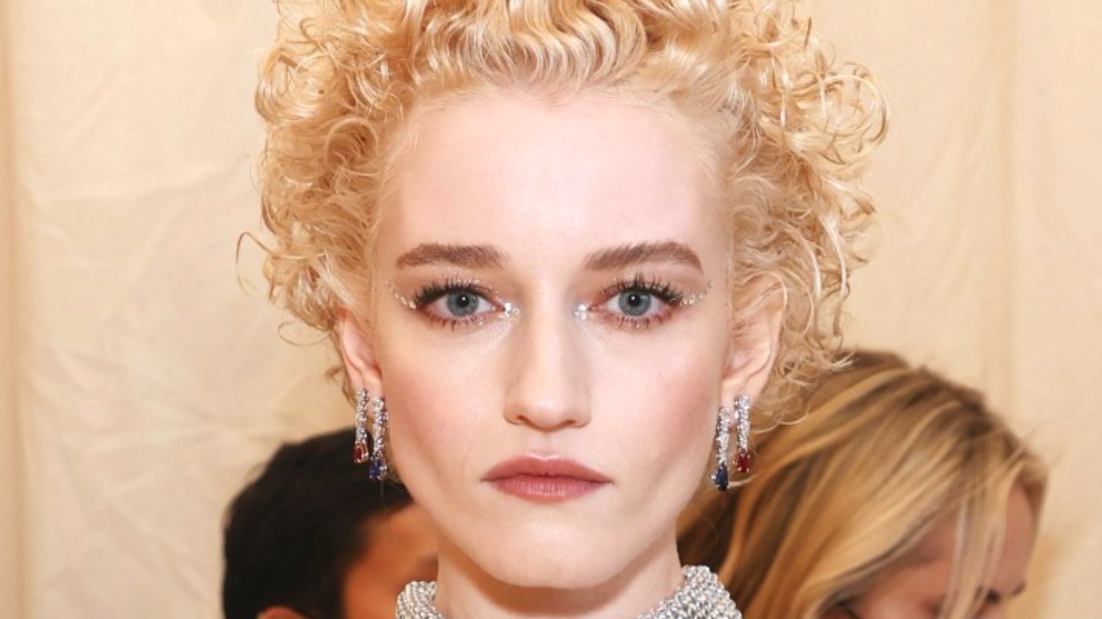 Julia Garner Hd Inventing Anna Wallpapers