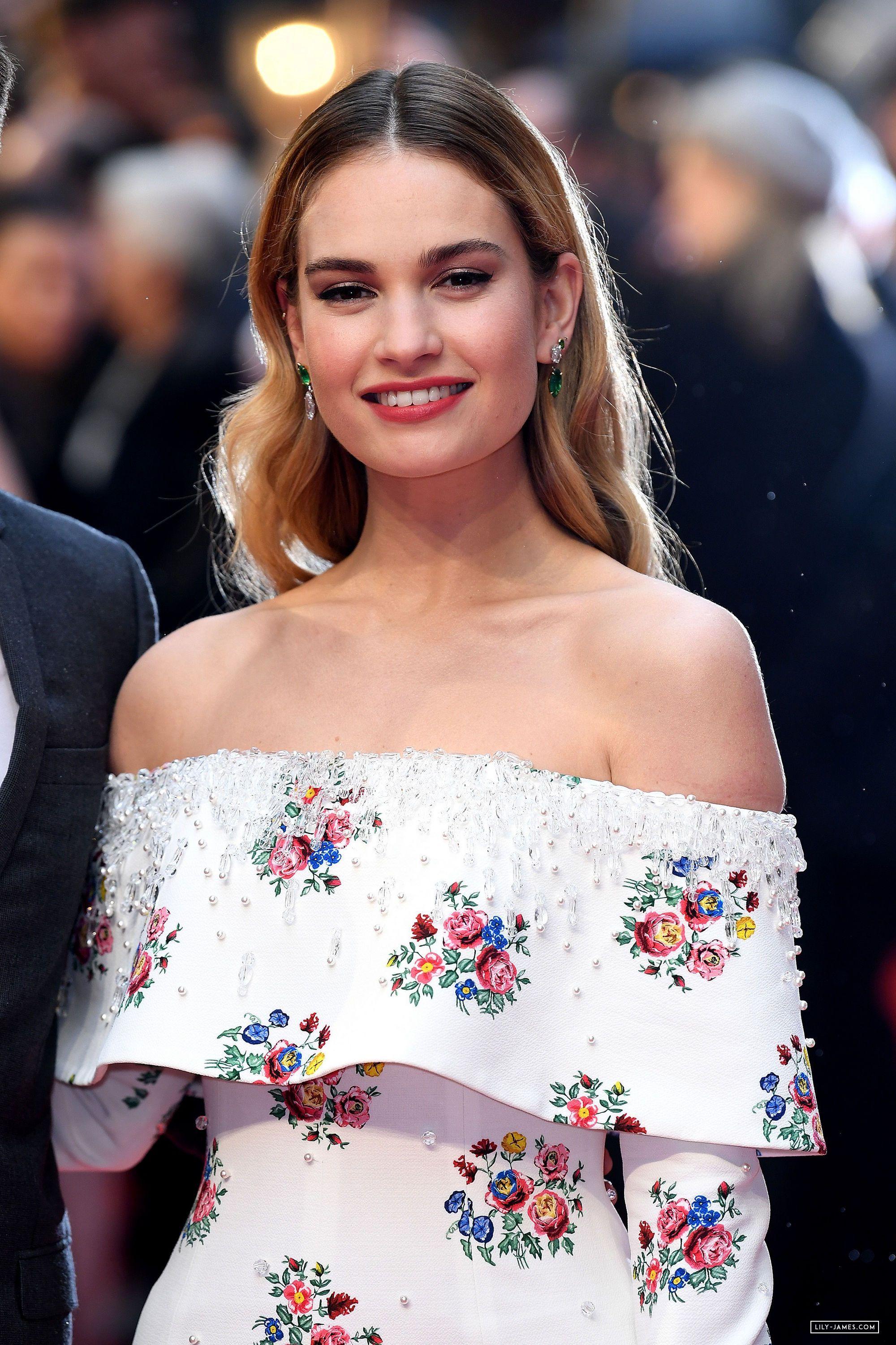 Lily James In The Guernsey Literary And Potato Peel Pie Society Wallpapers