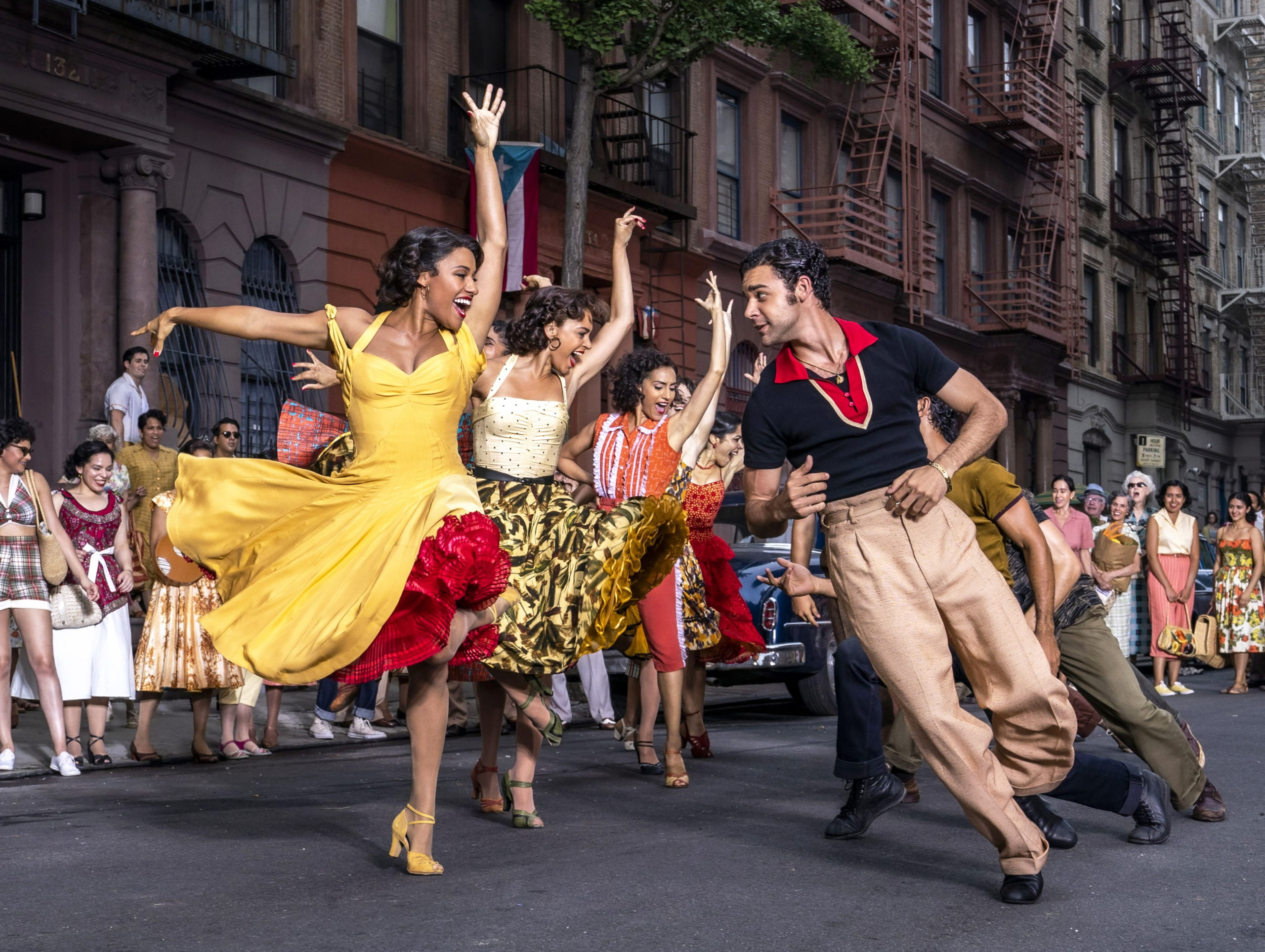 Rachel Zegler And Ansel Elgort West Side Story Wallpapers