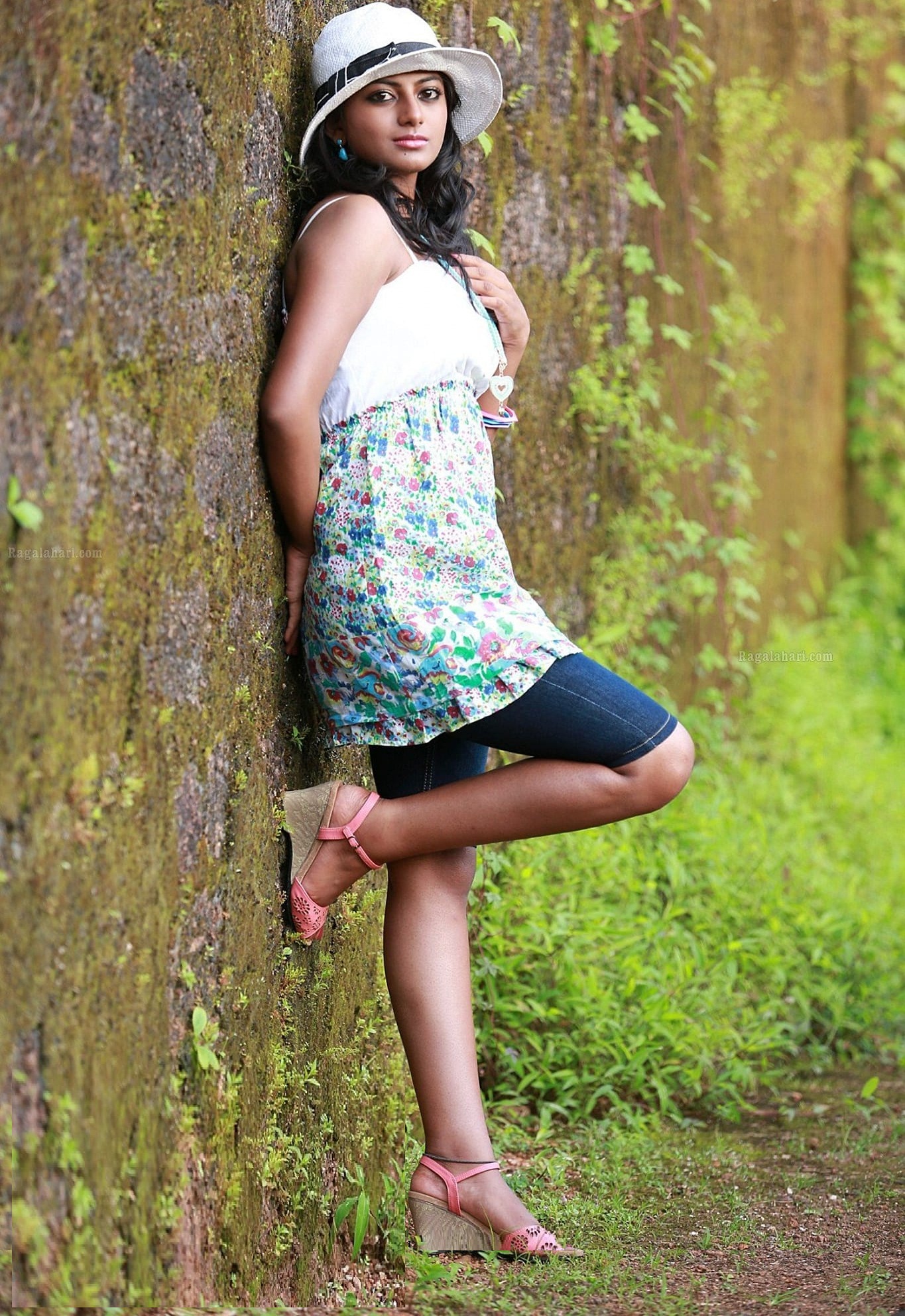 Anandhi Hot Photos Wallpapers