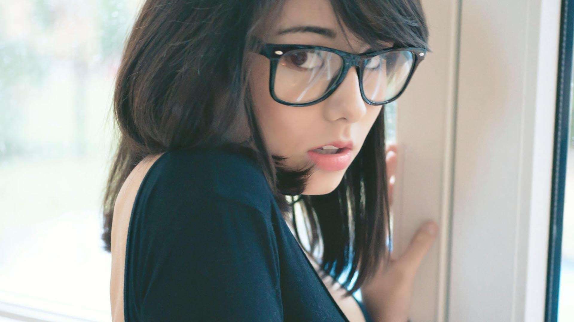 Chinese Girls With Glasses Wallpapers