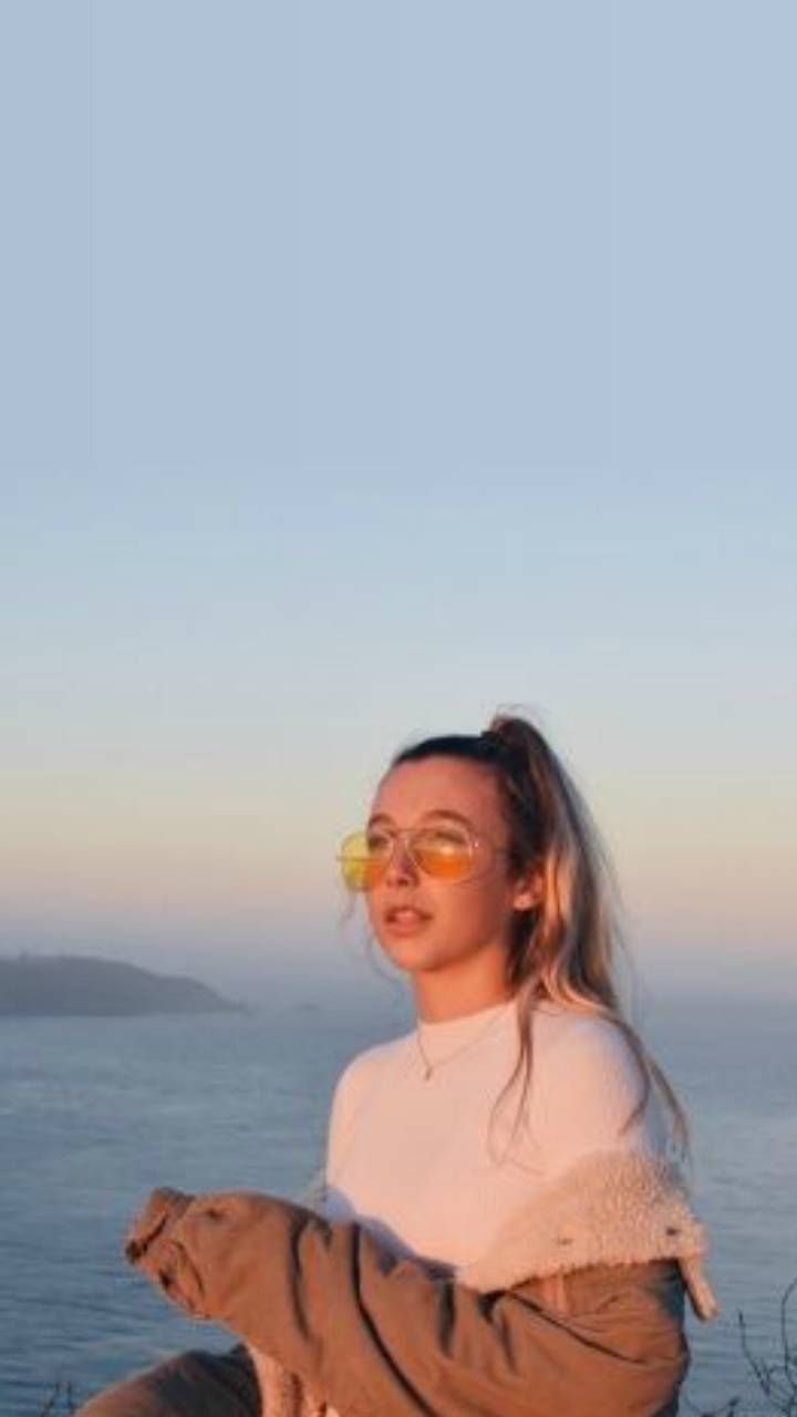 Emma Chamberlain Aesthetic Wallpapers