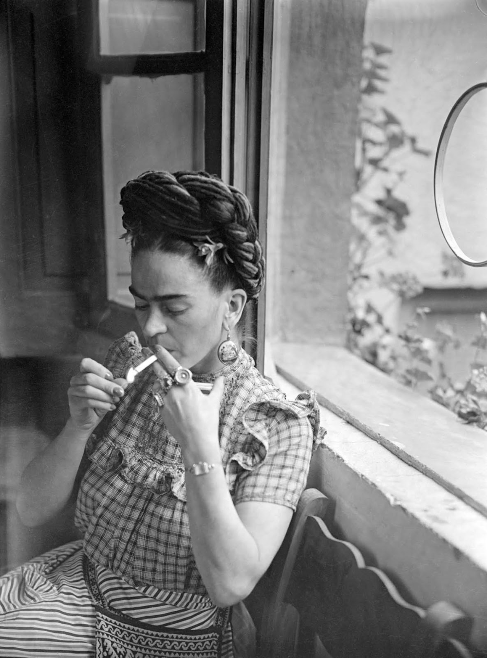 Frida Kahlo Smoking Wallpapers