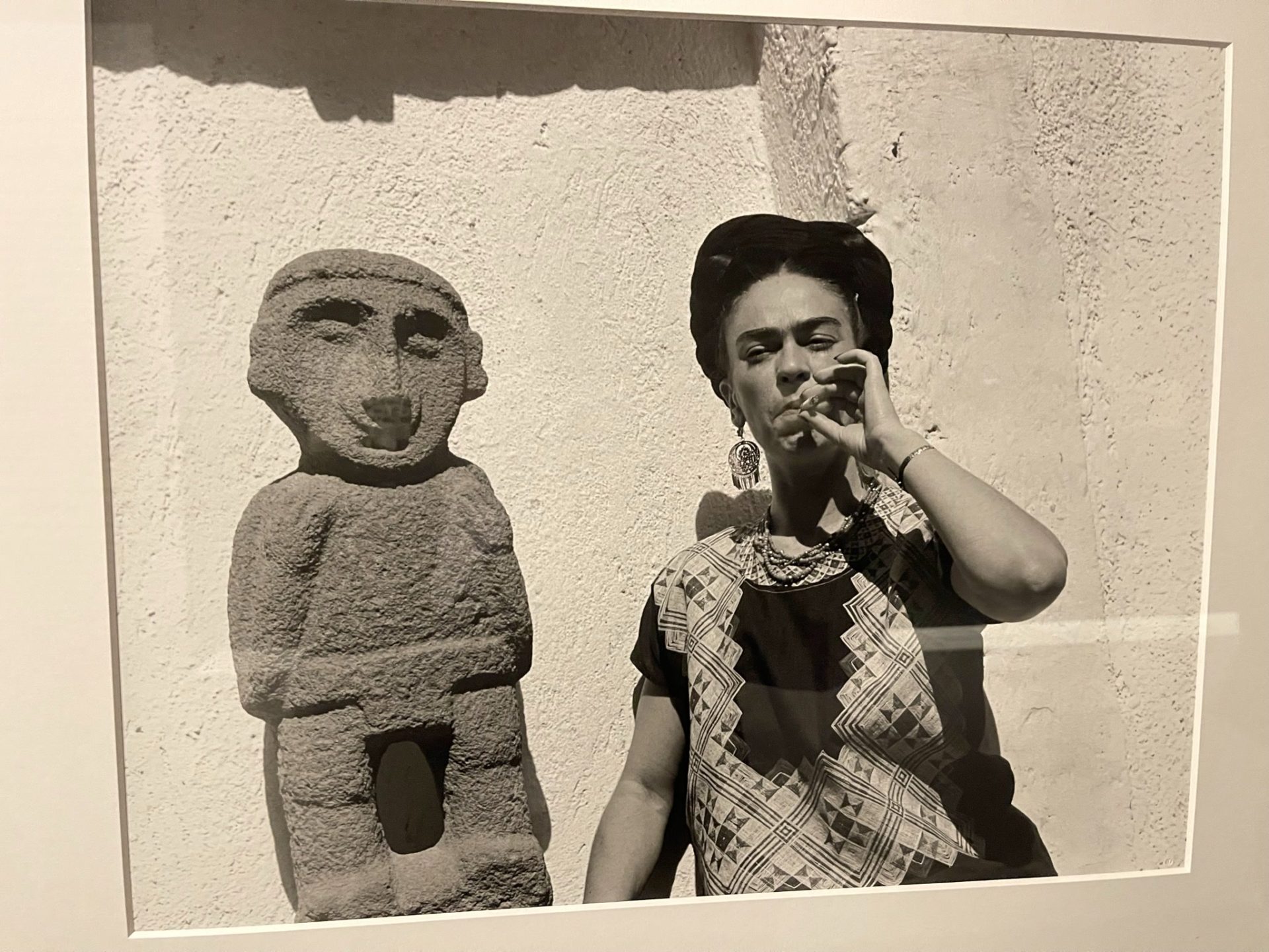 Frida Kahlo Smoking Wallpapers