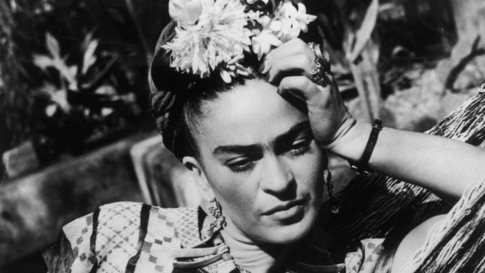 Frida Kahlo Smoking Wallpapers