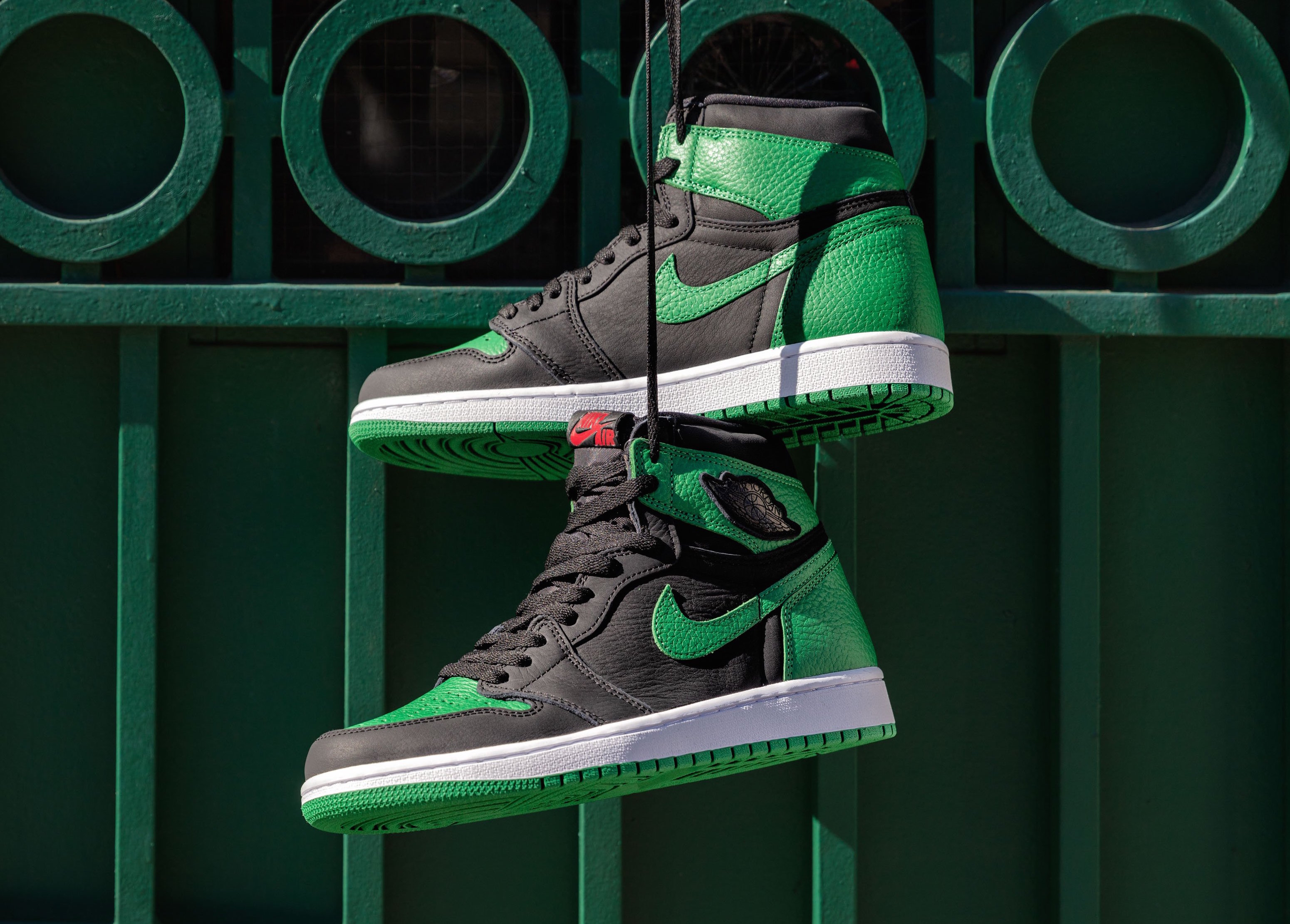 Pine Green Jordan 1 Wallpapers