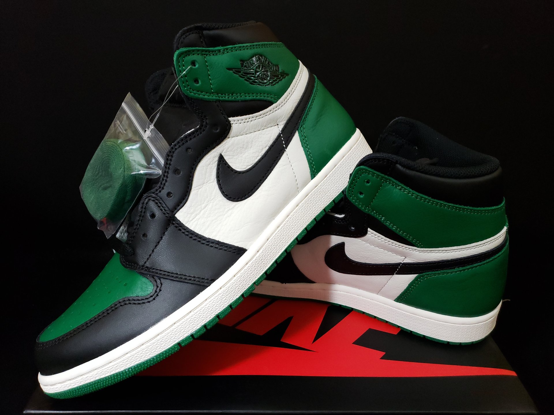 Pine Green Jordan 1 Wallpapers