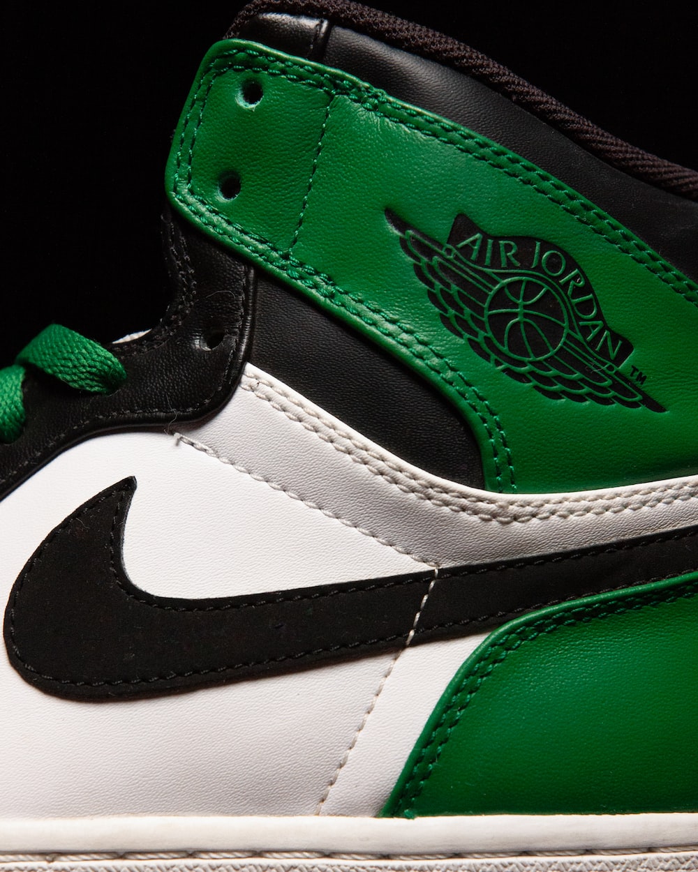 Pine Green Jordan 1 Wallpapers