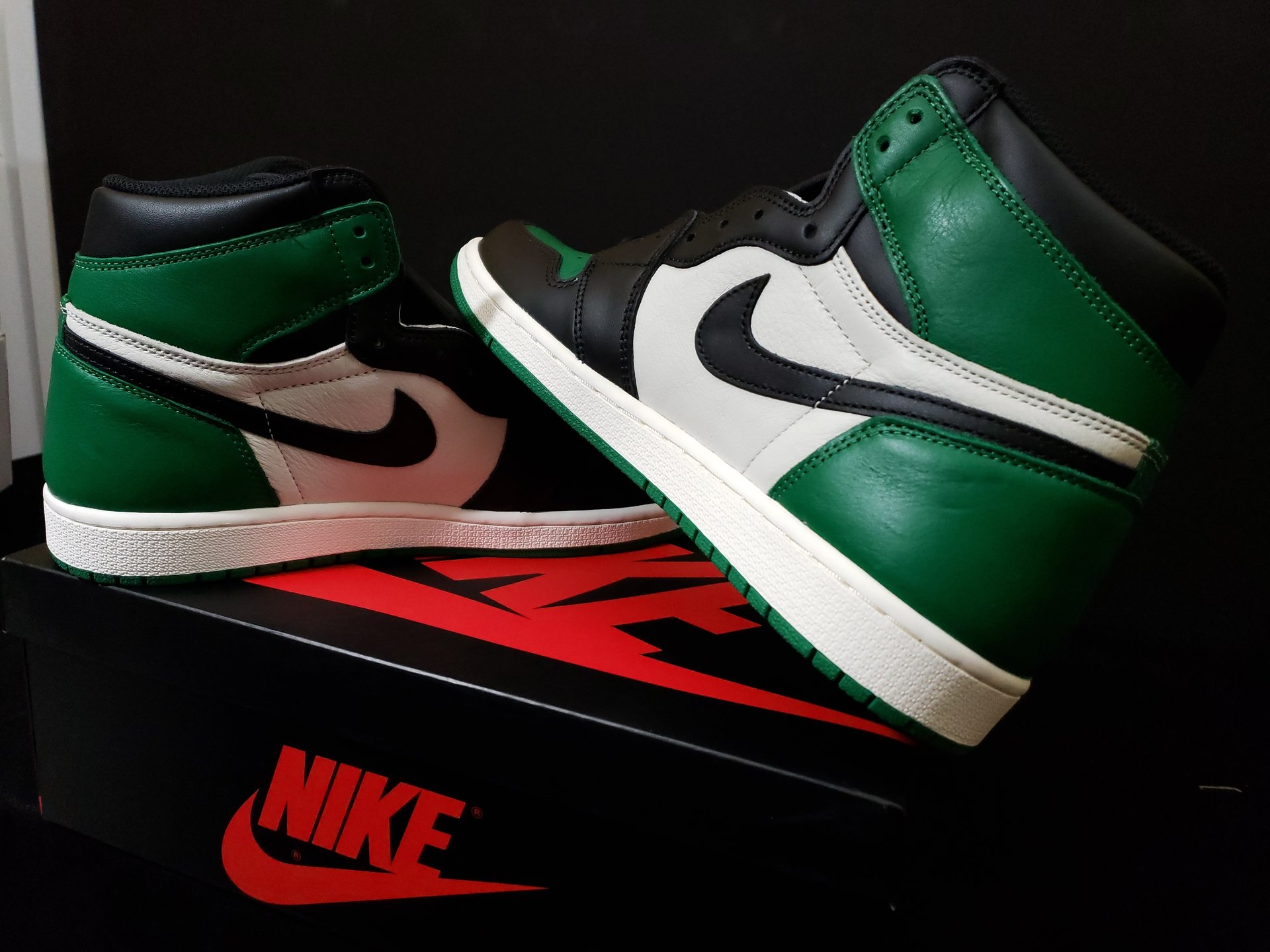 Pine Green Jordan 1 Wallpapers